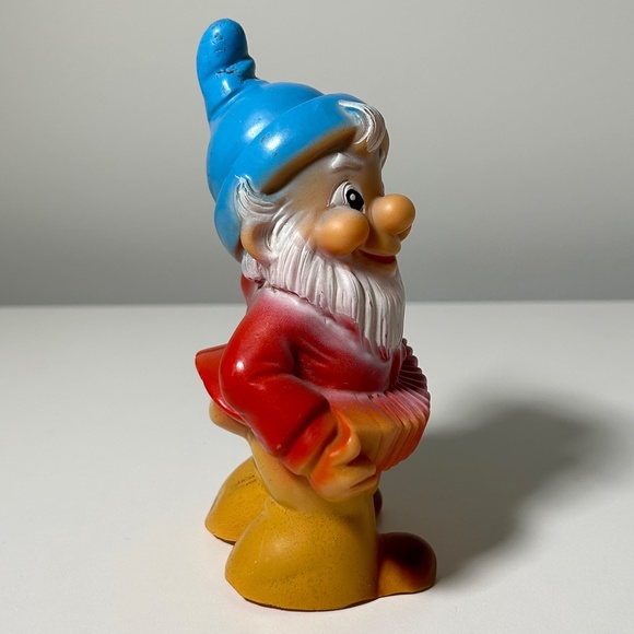 Vintage Vinyl Kitschy Accordion Playing Gnome 6.5" Signed (13E) - Picture 5 of 7